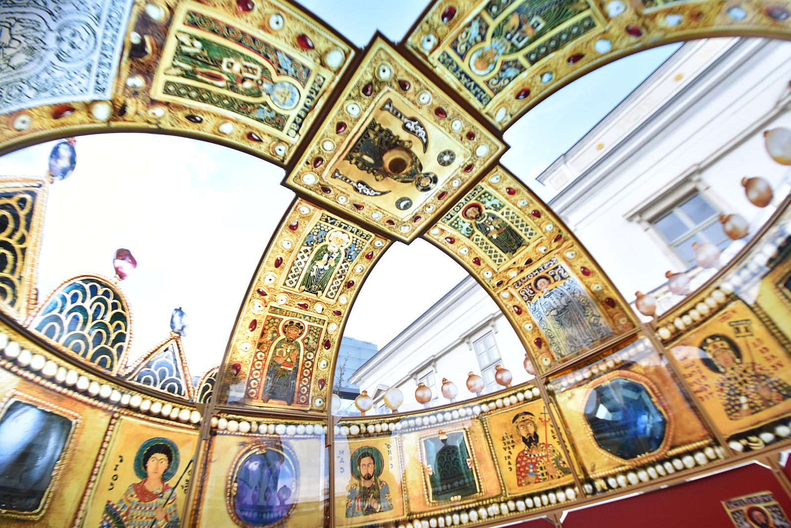 Szent Korona-installáció Székesfehérváron a Rotary Clubtól